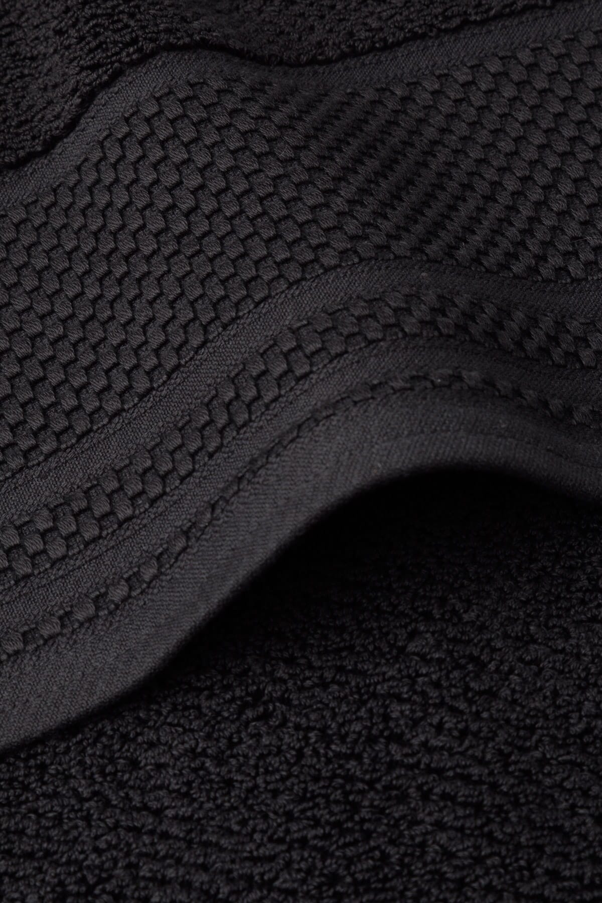 Texere 100% Organic Cotton Rice Weave Towel Set Fishers Finery Black 2 Bath Towels Close Up Detail of Fabric and Trim