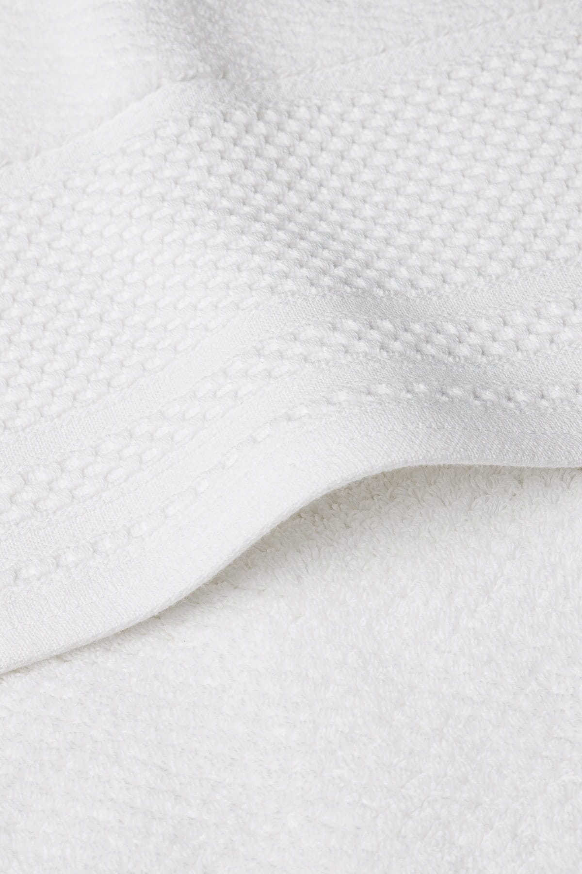 Texere 100% Organic Cotton Rice Weave Towel Set Fishers Finery Bright White 2 Bath Towels Close Up Detail of Fabric and Trim