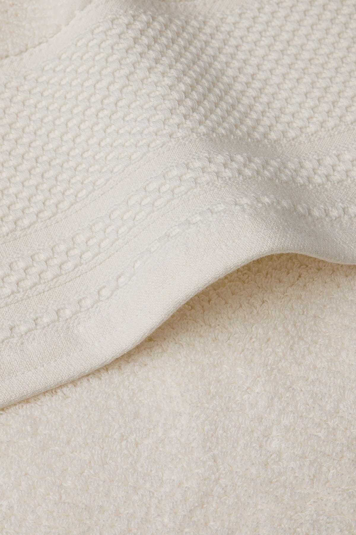 Texere 100% Organic Cotton Rice Weave Towel Set Fishers Finery Cream 2 Bath Towels Close Up Detail of Fabric and Trim
